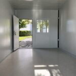 Ilustračné zobrazenie: Detach 18 Mini Office – prázdny interiér s pohľadom na vstup